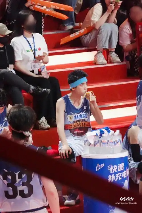 黄明昊蓝色刺猬头##黄明昊横店打篮球路透