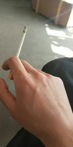 王雪的吸烟手,此时一定在想念胡启泰老师