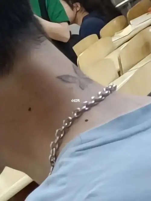 这是宋江(朴宰彦)走进了现实了吗?蝴蝶纹身真的好酷啊.