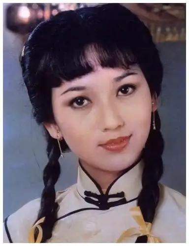 这个黄衣裳的冯程程,在八十年代女孩中引发了"程程辫"流行风潮