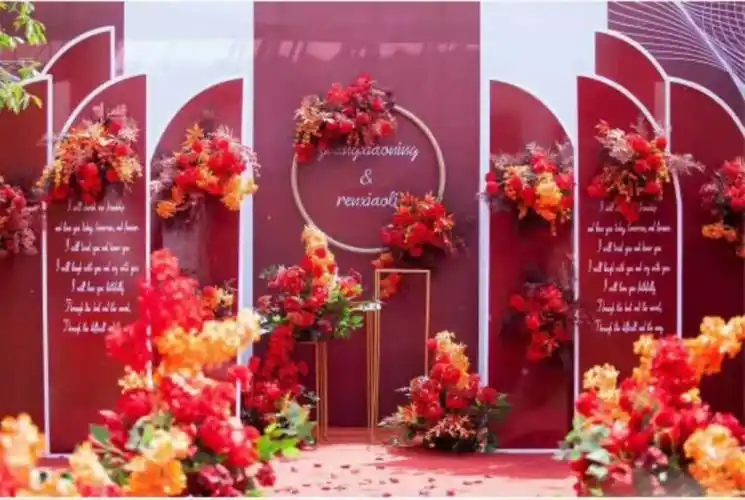 酒红色户外婚礼场景布置