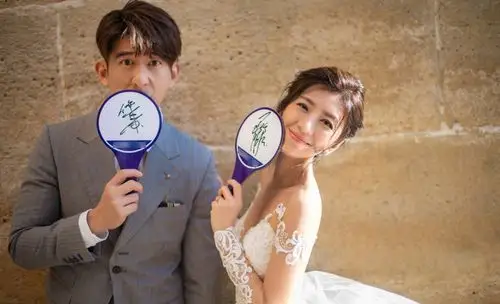 贾静雯再晒婚纱照秀幸福 手挽修杰楷漫步甜蜜爆表