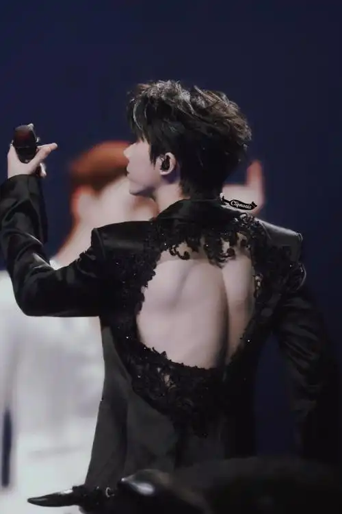 马嘉祺兽耳马嘉祺小腰上的纹身之后我终于成功变成一具遗骸被拖下去了