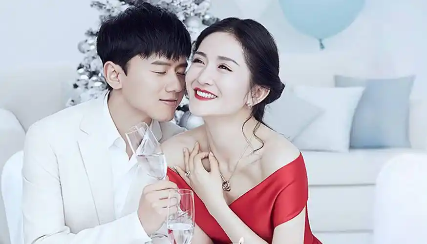 张杰谢娜带娃出游,泳池边"生无可恋"?网友:原来明星也崩溃!