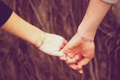 最新浪漫的情侣牵手图片大全 你是我最浪漫的事