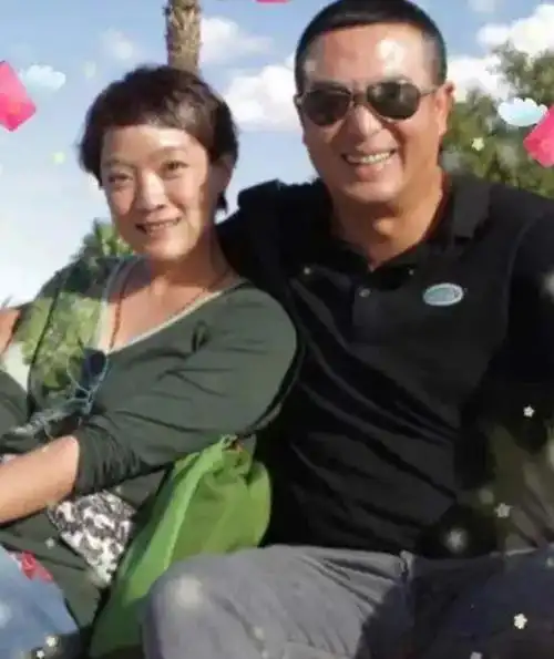 张嘉译两鬓斑白,王海燕穿搭接地气