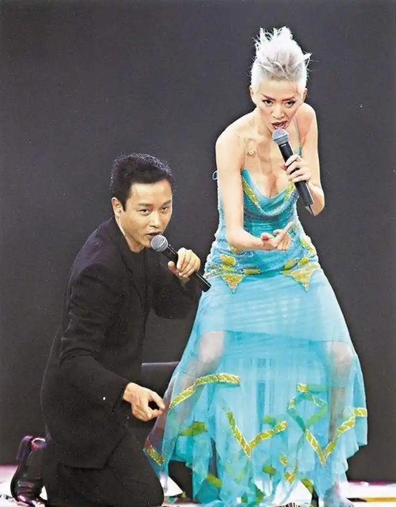 2002年张国荣与梅艳芳共同演唱芳华绝代