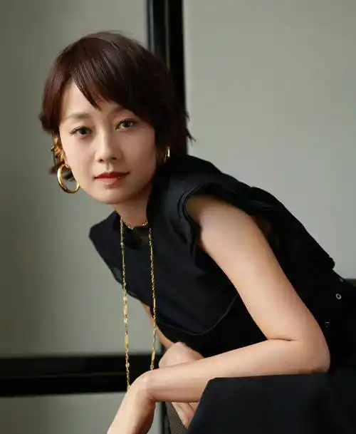 看马伊琍就知道,长发像大妈,短发更有韵味_女性_中年_女人