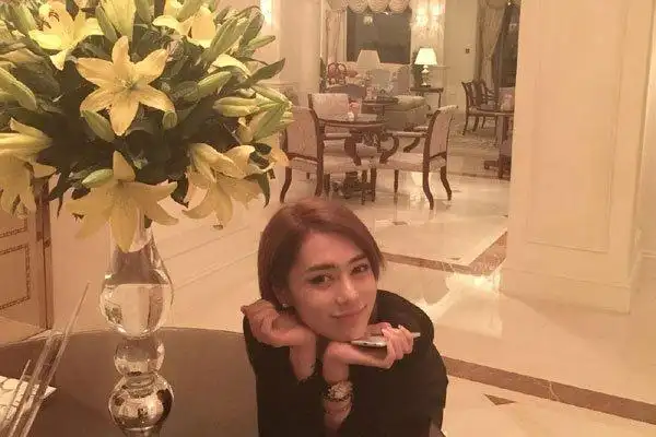 时诗的四任男朋友是谁中性风格是男是女