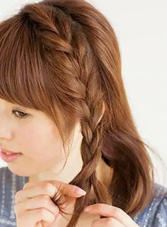 刘海后方的左侧发丝编织成精细的蝎子辫,发尾改变成麻花辫