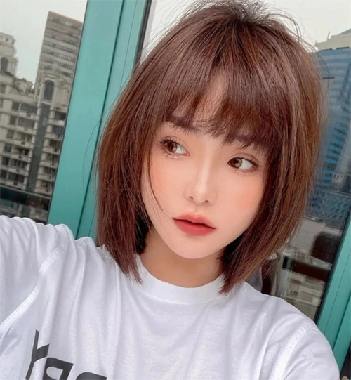 少年感十足的日系短发,这款短卷发自带温柔感,但整体超短发呈现少年