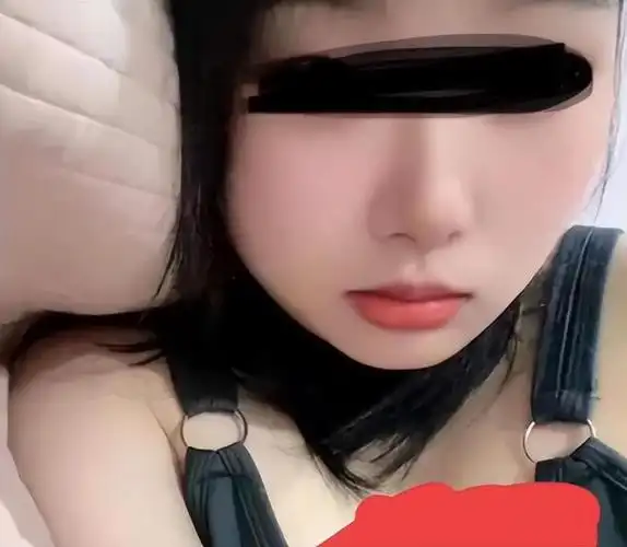 军训露球热舞女身份被扒,自称有暴露癖,深夜晒对镜自拍照发福利|吊带