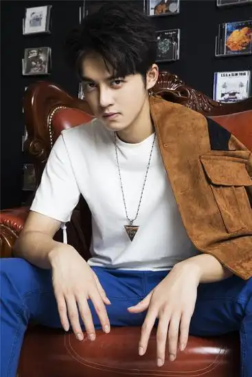 谢彬彬曝欧系复古写真 浓眉大眼帅气逼人