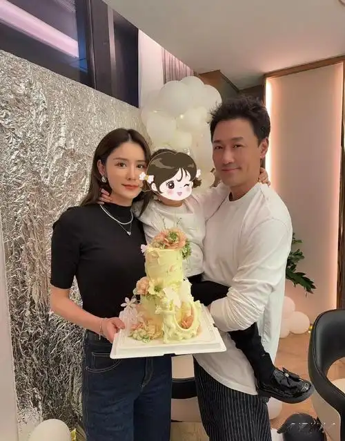 林峯和张馨月庆祝结婚五周年,一家三口幸福合影