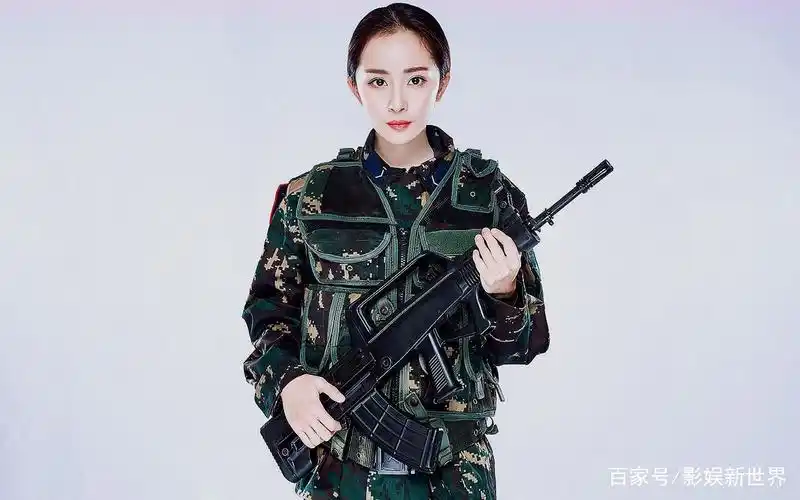图中杨幂身穿迷彩军装双手握枪的样子真的好想一名军人