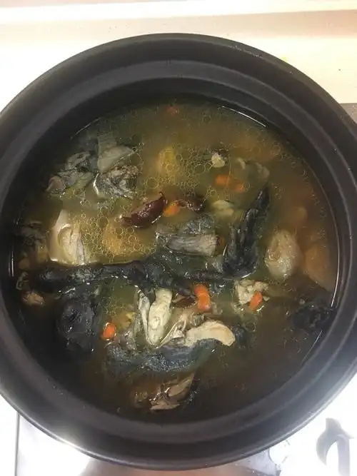 云与千寻做的乌骨鸡煲汤