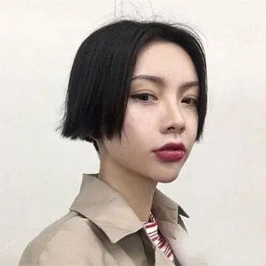 女生中分齐耳短发添人气帅发型 时尚靓妹修剪利落中分齐耳短发