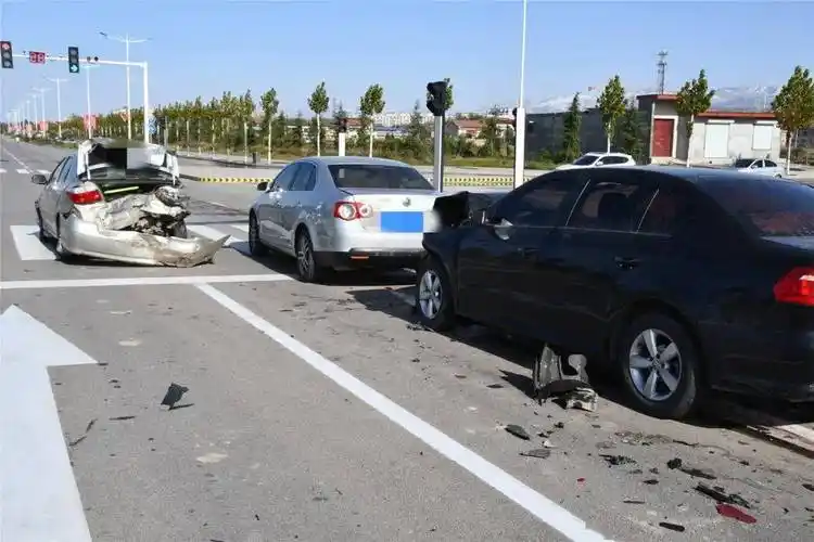 夏县一路口发生连环交通事故现场图惨烈