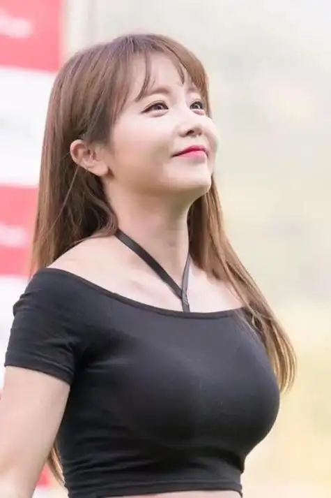 《love battery》,《活着cheer up》等走红,被称为"微胖女神","国民