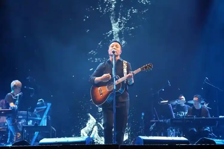 许巍无尽光芒巡回演唱会在合肥滨湖国际会展中心举办