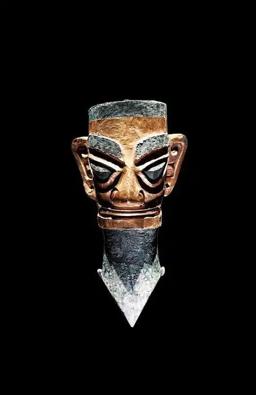 7月26日在三星堆博物馆新馆拍摄的戴金面罩青铜人头像. □新华社照片