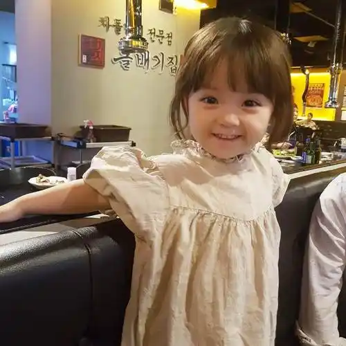 可爱小女孩可爱小女孩表情包图片