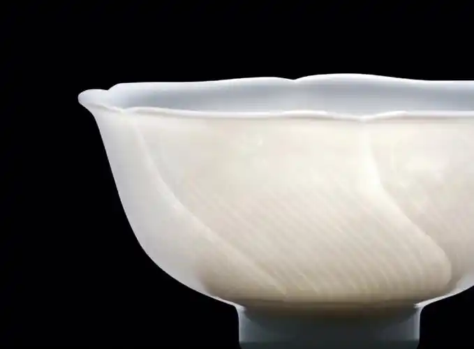 清雍正白釉暗花龙纹葵瓣小杯