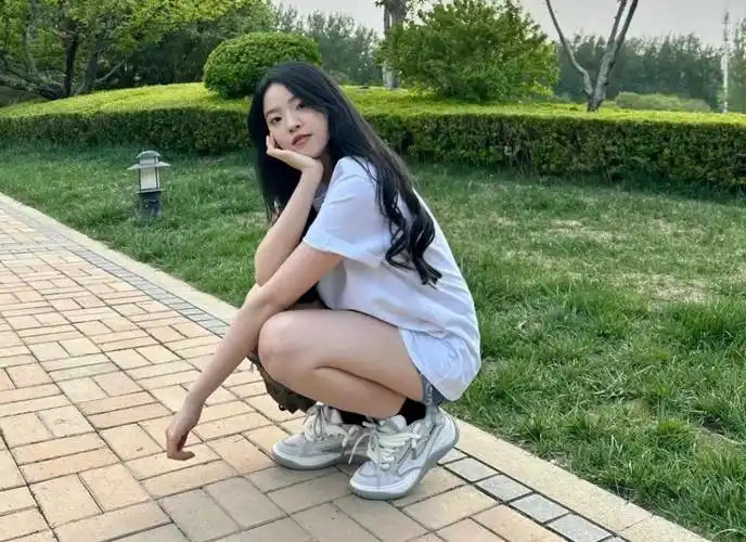 王中磊25岁女儿晒近照,王文也穿热裤秀长腿,高颜值好身材抢镜