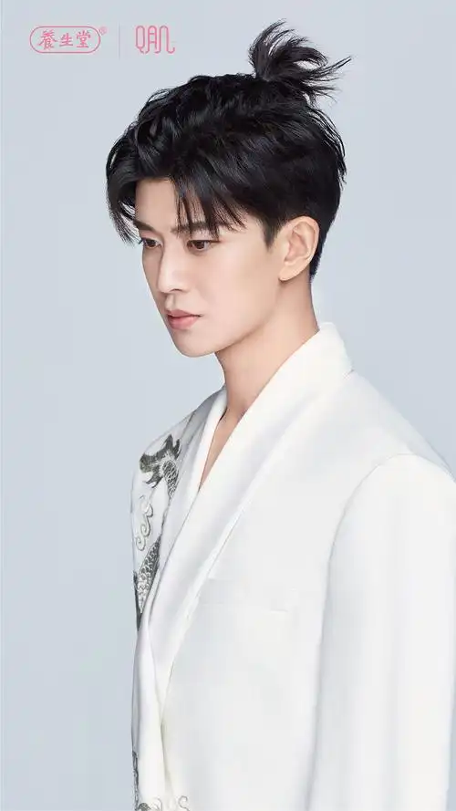 任嘉伦新造型龙纹白西装揪揪头是不是很爱豆风