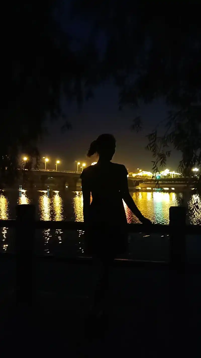 晚风很温柔 ,夜景很美 ,月光下的背影 . - 抖音