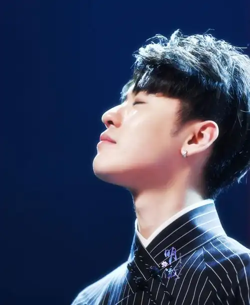 谁有张云雷条纹大褂的图片