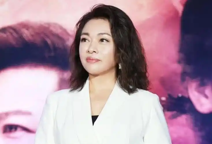 54岁史可和瑞士老公近照,头发乌黑笑容温柔,越来越有女人味了