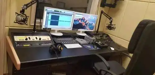 整洁的播音工作室广播台的活动照讲解专业播音知识广播台集体大合照"