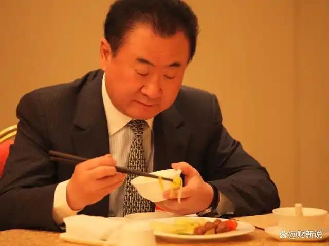 社会中出现了一批假有钱人,利用贷款或是信用额度购买二手奢侈品以,及