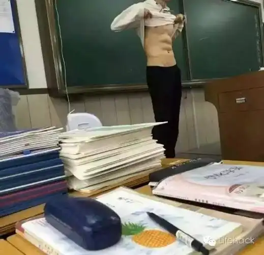 体育老师撩衣秀腹肌这才是穿衣显瘦脱衣有