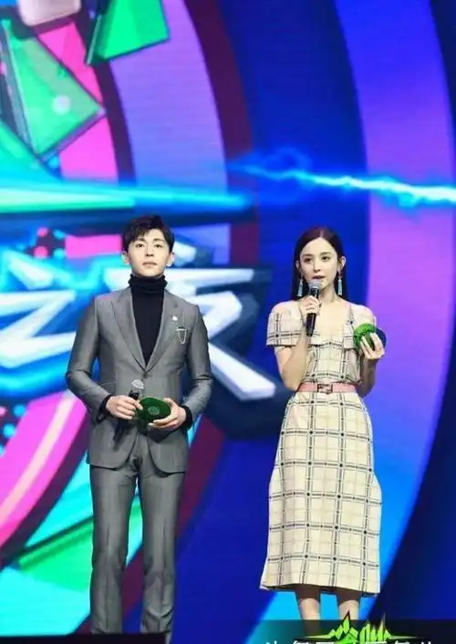 古力娜扎和邓伦同台领奖, 一袭裸色长裙仙气十足