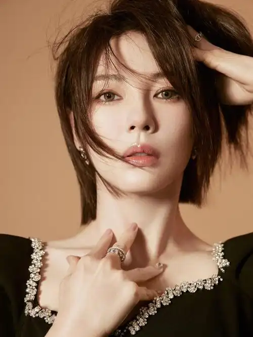 张雨绮小黑裙短发造型