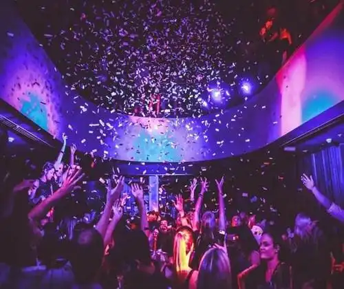 云蹦迪突然火了,年轻人逛不了夜店,娱乐活动终止你选择做什么?_疫情