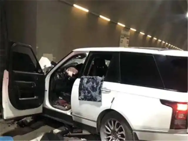 路虎隧道内发生车祸,车轮当场被撞飞,网友:百万豪车也不过如此
