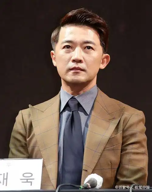 男神归来!安在旭穿浅咖色外套造型帅气 微笑发言男神范依旧