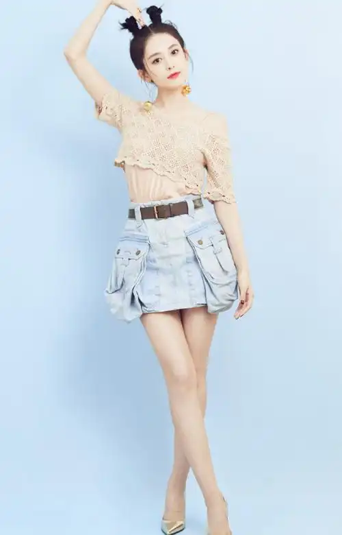 古力娜扎再现"腿精","耳机短裤"穿上后,长腿让人无法忽视