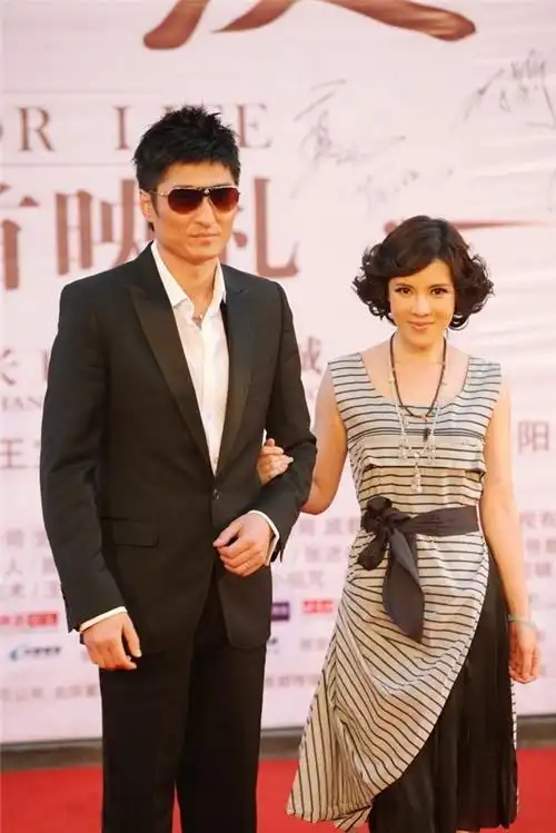 《最爱》首映红毯 何佳怡携手胡东助阵