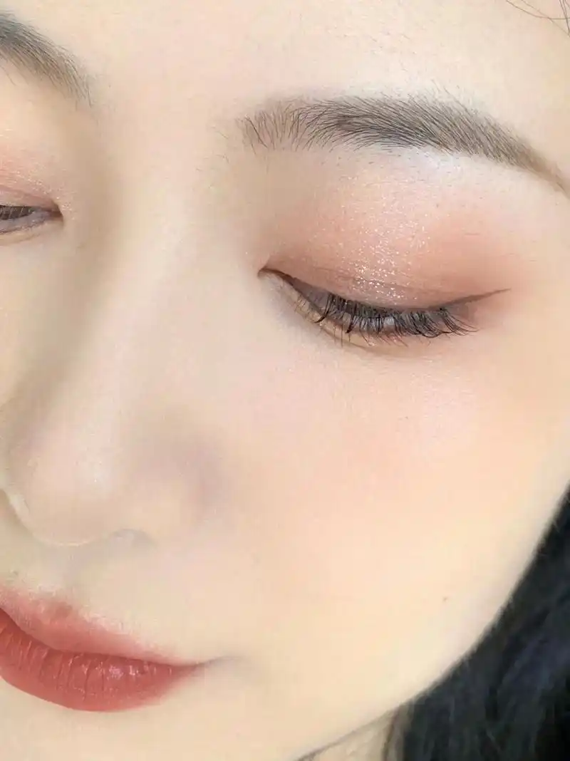 今日份淡妆|艾特你姐妹来学这个温柔消肿的粉棕玫瑰眼妆!08  - 抖音