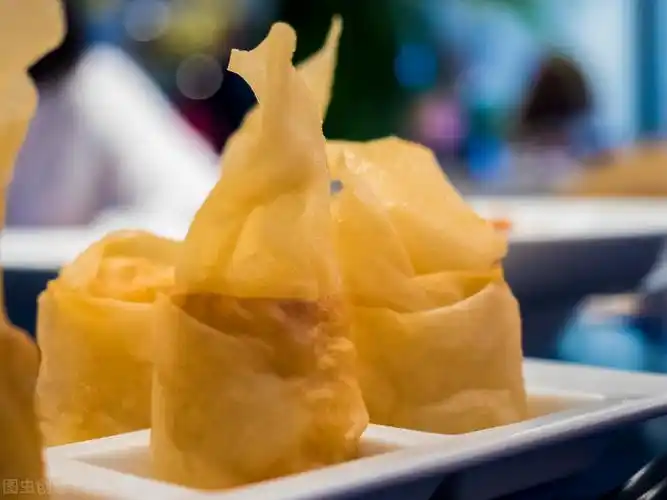 只见一个男女托个盘儿,口中叫:"卖鹌鹑馉饳儿!