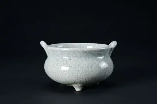 哥窑双桥耳三足香炉