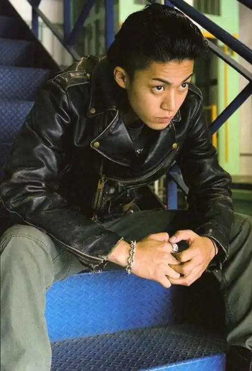 13年前电影《热血高校》,小栗旬痞帅背头造型,现今依然感觉霸气_网易