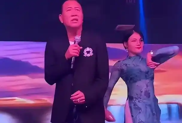 万梓良的商演照片于2023年7月曝光.然而,如今两人的处境却是截然不同.