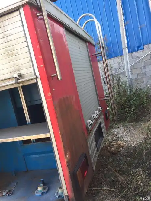 围观厂区报废消防车