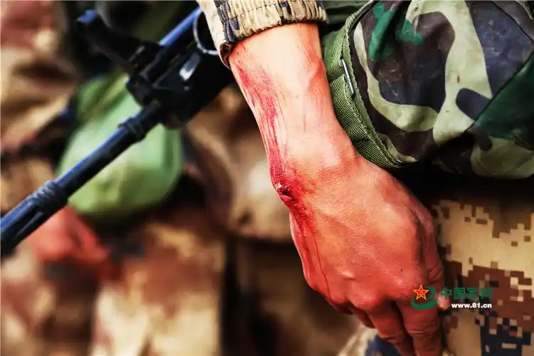 "硝烟味"中迎"大考" 新兵考核受伤淡定参考 - 中国军网