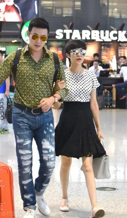 陆毅一家四口亮相,贝儿瘦太狠腿像竹竿,紧身打底穿成宽松运动裤